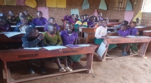 Lachende kinderen in de Kavumaga school